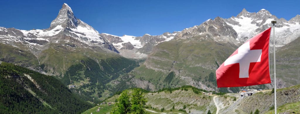 Schweiz Schweizer Fahne in den Bergen