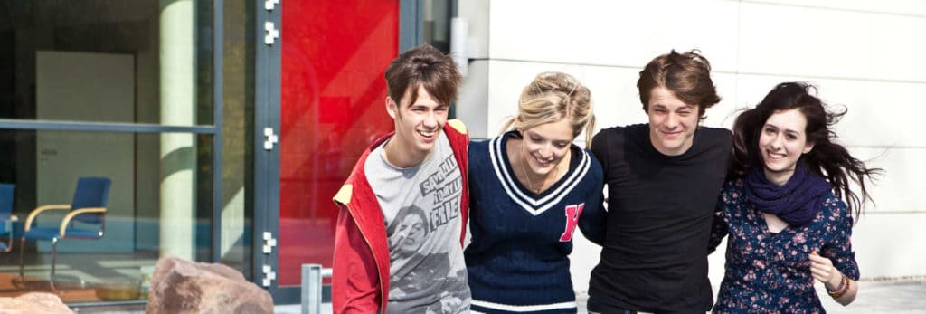 Schüler-Internat-Dassel Lachende Schülergruppe im Internat Dassel